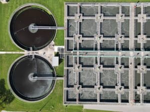 Aerial view of a modern wastewater treatment plant with filtration tanks.